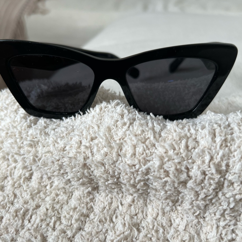 Chic Black Cat-Eye Sunglasses